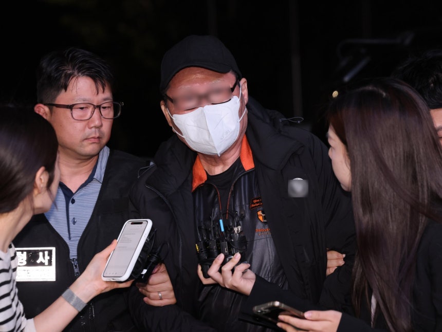 역삼동 빌딩 두 곳에 잇따라 불을 지른 혐의를 받는 방화 용의자 A씨가 20일 오후 서울 강남구 수서경찰서로 압송되고 있다. A씨는 이날 7분 간격으로 발생한 두 건의 화재로 19명의 부상자가 발생한 뒤 도주했다가
