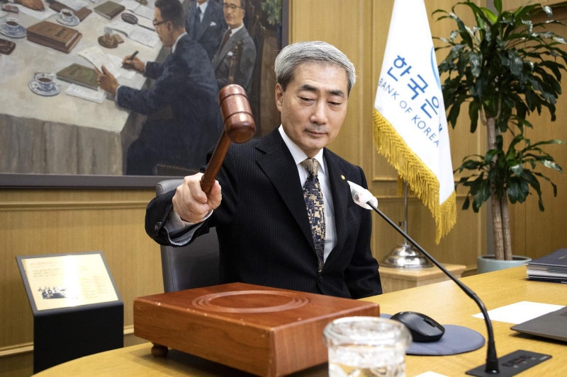한은, <b>기준금리 3% 동결</b>…두차례 연속 인상뒤 ‘숨고르기’