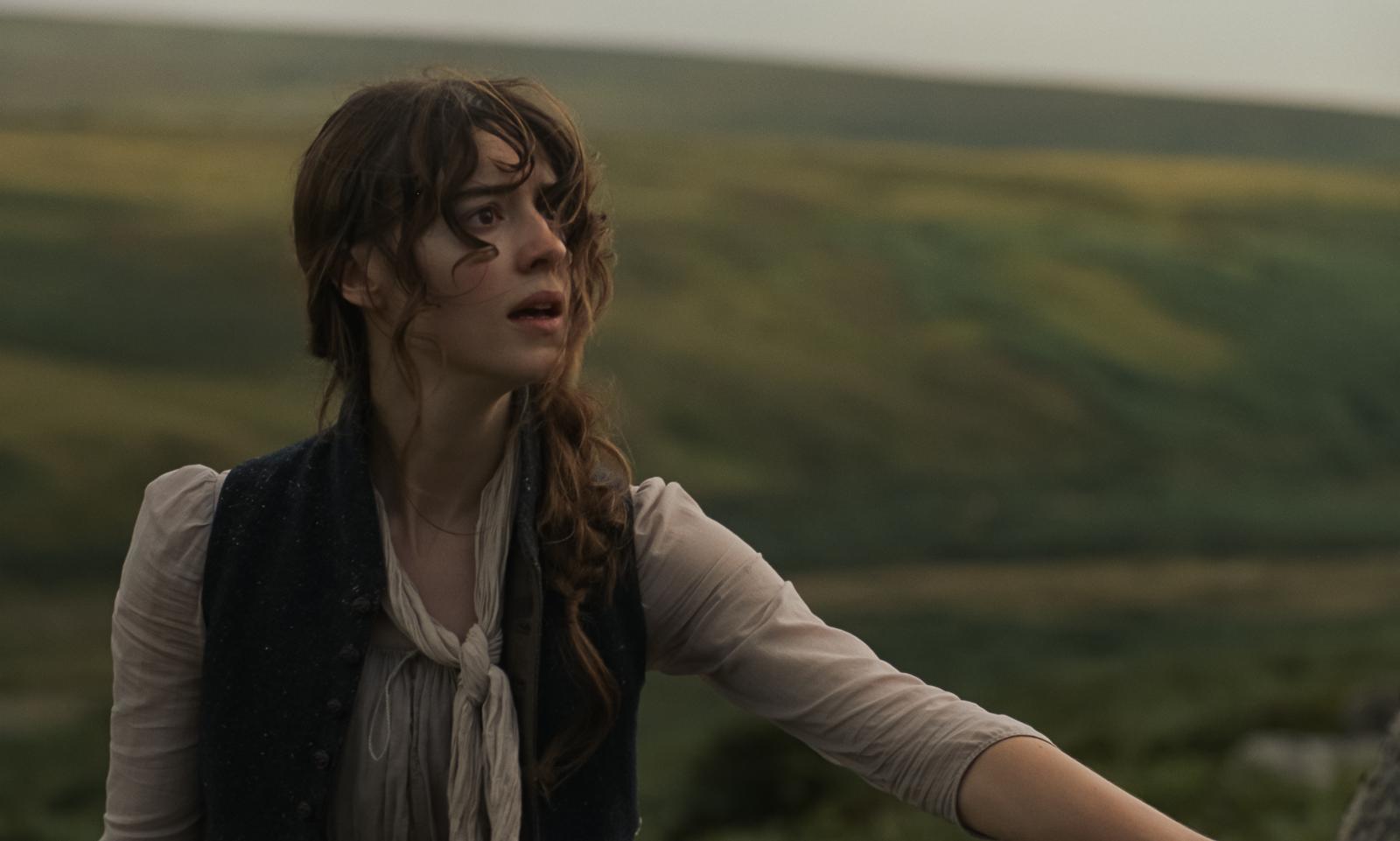 映画『分別と多感』でメアリアンを演じるエスメ・クリード＝マイルズ