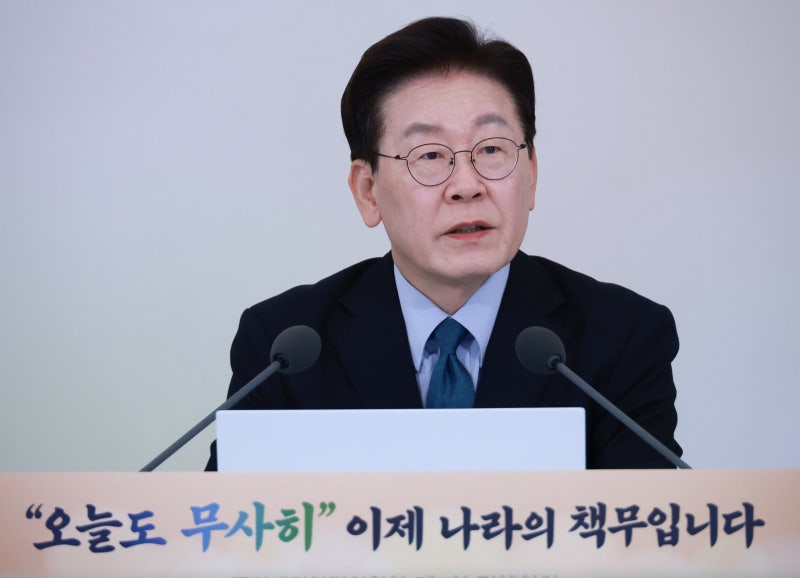 李 “<b>대통령</b> 욕하는게 국민스포츠였던 때 떠올라” 직접 여론전