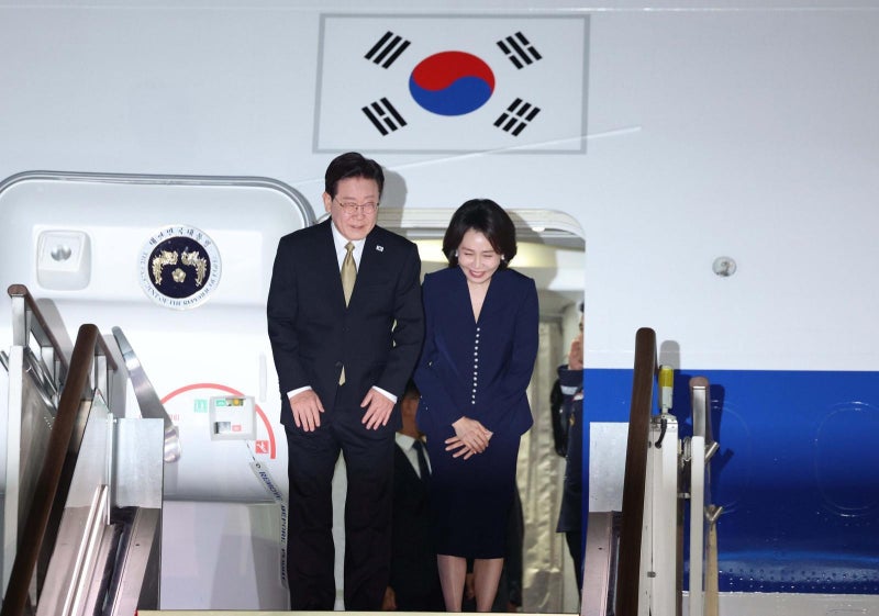 李 “링거 맞고 코피 터진다”…‘잦은 해외<b>순방</b>’ <b>비판</b>에 <b>반박</b>