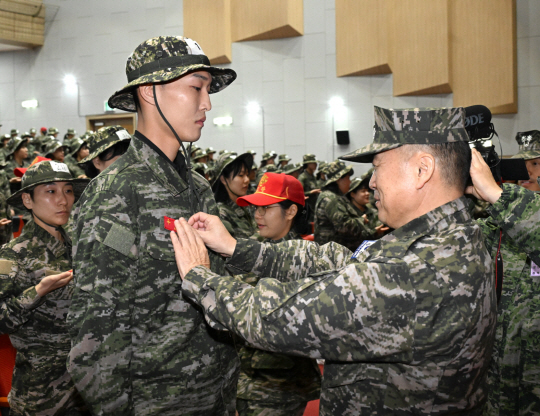 <b>국가대표</b> 선수들, <b>해병대</b> 훈련 마무리…양궁 김우진 등 우수교육생