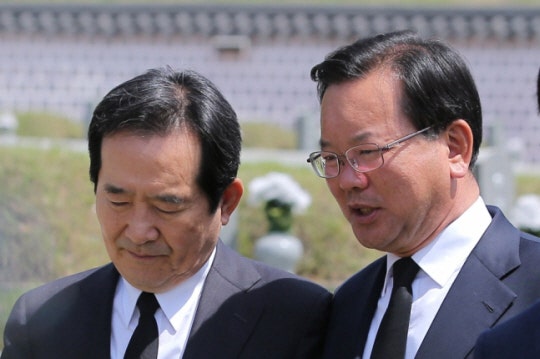 머리 맞댄 <b>정세균</b>·김부겸 “<b>이낙연</b> 과도하게 공격해선 안돼”