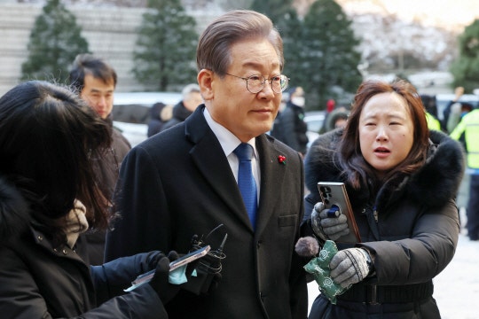 ‘<b>이재명</b> <b>선거법 위반</b>’ 재판장 사표…총선 전 1심 선고 어려워