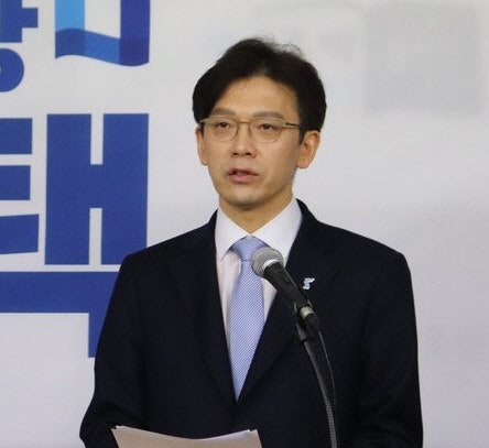 ‘<b>성희롱</b> 발언’ 친명 <b>현근택</b>, 총선 <b>불출마</b>…“당에 죄송”