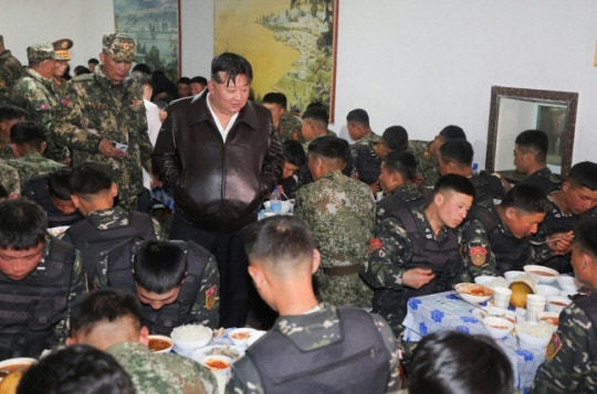 “6·25 때 제일 먼저 서울 진입” <b>탱크부대</b> 시찰나선 <b>김정은</b>…“진군 본보기...