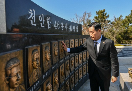 <b>신원식</b> 장관 “선배들이 목숨 바쳐 지켜온 NLL 반드시 사수하라”