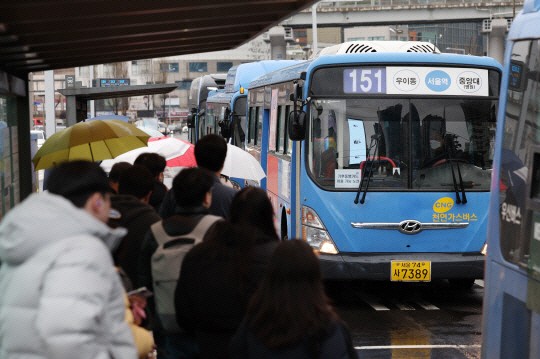 [속보]<b>서울 시내버스 파업</b> 중단…오후 3시부터 운행