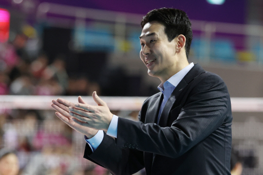 여자<b>배구</b> <b>정관장</b>, <b>고희진</b> 감독과 2+1년 재계약