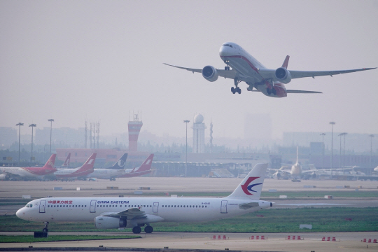 지난 2020년 6월 4일 중국 상하이에 있는 훙차오국제공항에서 중국 항공사 여객기가 이륙하고 있다. 로이터 연합뉴스  
