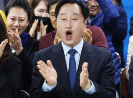 제22대 국회의원선거 수원정에 출마한 더불어민주당 김준혁 후보가 10일 경기 수원시 영통구 선거사무소에서 개표방송을 보며 기뻐하고 있다. 연합뉴스