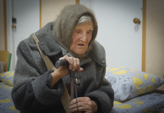 우크라 최전방 마을 오체리틴에서 약 10㎞를 걸어 탈출에 성공한 98세 할머니. AP 연합뉴스  