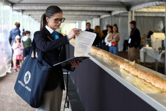 140m 빵?…5년만에 ‘세계에서 가장 긴 <b>바게트</b>’ 기록 되찾은 <b>프랑스</b>