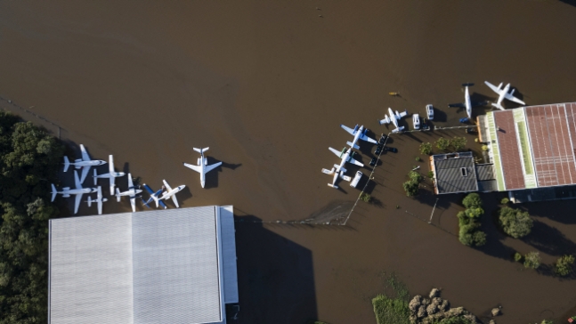 6일 브라질 히우그랑지두수주의 사우가두 필류 국제공항 활주로 근처에 있던 비행기들이 홍수로 물에 잠겨 있다.   EPA 연합뉴스