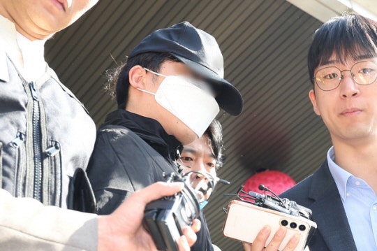 ‘여친 살해’ <b>의대생</b> 구속<b>송치</b>…취재진 질문에 한 말