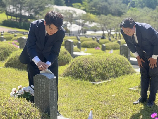 <b>이준석</b>, 5·18 민주묘지 995기에 ‘영남 국화’ <b>헌화</b>… “영남도 5·18 이해해...