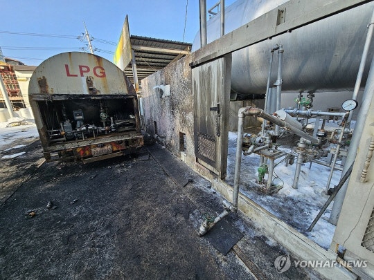 <b>평창</b> LPG 충전소 폭발 5명 사상…가스 누출 <b>벌크로리</b> 기사 금고 1년 6월