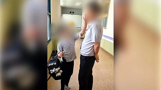 전북 전주의 한 초등학교 3학년 학생이 지난 3일 무단 조퇴를 제지하는 교감의 뺨을 때리고 있다. 전북교사노동조합 제공  