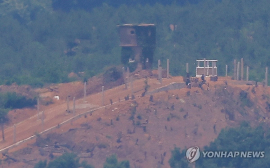 North Korean soldiers are seen working at a North Korean military guard post as seen from a border area near Paju, Gyeonggi Province on the 9th day when the government decided to resume loudspeaker broadcasts to North Korea. Yonhap News