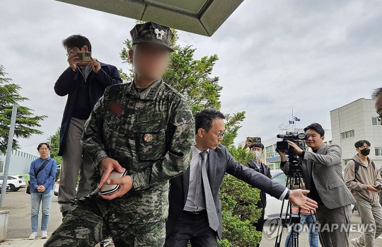 <b>채상병</b> 전 <b>대대장</b>, 사령관 상대 인권위 진정…임성근 전 1사단장 “부하들 책...