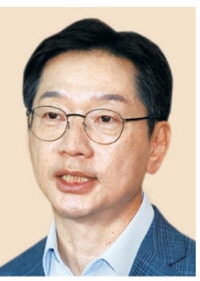 출국 <b>김경수</b> “<b>정치</b>는 희망 주고 갈등의 조정자 돼야” 여야 극한 대립에 쓴소...