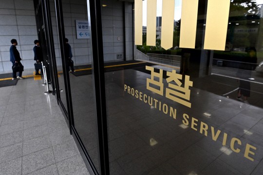 검찰, ‘<b>김만배와</b> 돈거래’ <b>언론인</b> 2명 <b>구속영장</b> 청구
