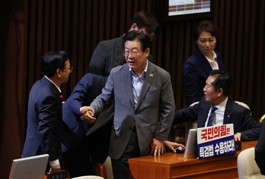 [속보]‘3차 <b>필리버스터</b>’ 종결…<b>방문진법</b> 본회의 통과·EBS법 상정