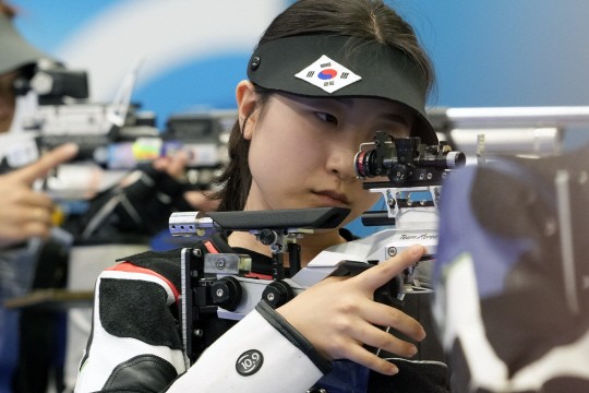 [속보]사격 <b>반효진</b>, 공기소총 10m ‘금메달’…한국 역대 100번째 ‘金’ 명중