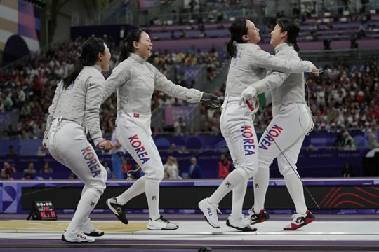 女 <b>펜싱 사브르</b> 대표팀, 올림픽 단체전 첫 결승 진출…은메달 확보