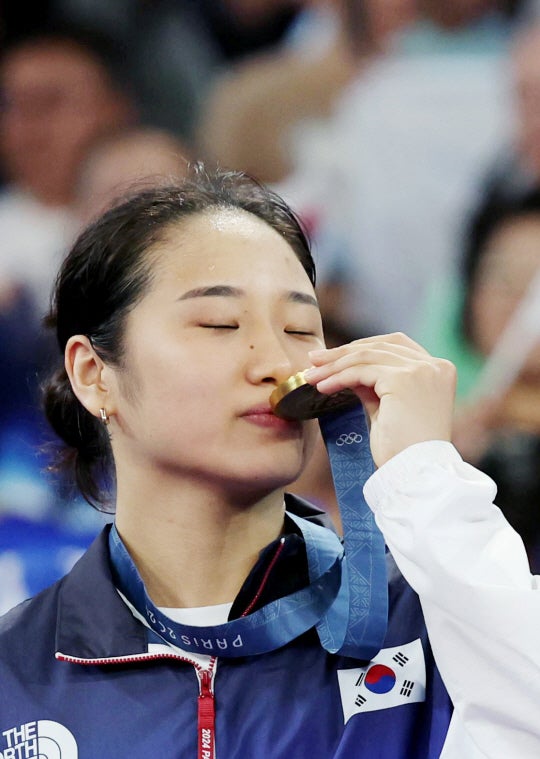 “<b>대표팀</b>과 계속 가기 힘들다”…28년만의 금메달 안긴 <b>안세영</b>의 작심발언 왜...