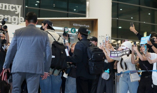 ‘<b>변우석</b> 황제경호’ 논란 <b>인천공항</b> “유명세 과시 자제 요청”