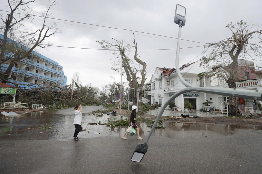 The streets in Hai Phong, Vietnam on the 8th are covered with broken street lamps and trees due to the typhoon 'Yagi'. AP News