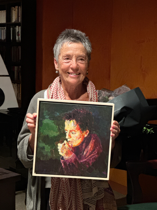 Pianist Maria João Pires at Pungwoldang on the 18th. The picture she is holding was drawn and gifted by Pungwoldang CEO Park Jong-ho. Provided by Pungwoldang