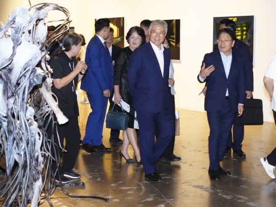<b>문재인</b> 전 <b>대통령</b>, 2년 연속 <b>광주</b>비엔날레 관람
