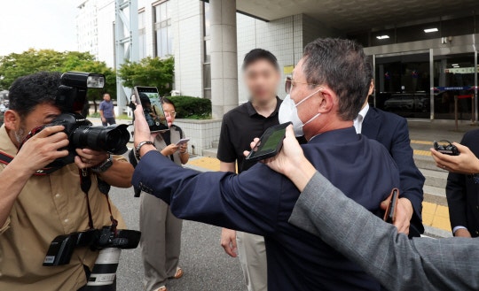 자신 찍으러 법원 온 기자들 찍은 <b>부회장</b>님… <b>구본성</b> 전 <b>아워홈 부회장</b>...