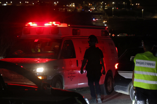 An ambulance is transporting wounded people in the village of Ben Yamina in northern Israel, which was hit by a drone attack from Hezbollah on the 13th. AFP News