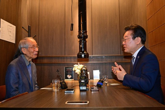 ‘보수멘토’ <b>윤여준</b>, <b>이재명</b> 만나 “이 <b>대표</b> 역할이 크다”