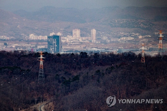北, 남측이 세운 <b>개성공단</b> 전력공급용 <b>송전탑 전선</b>마저 ‘싹둑’