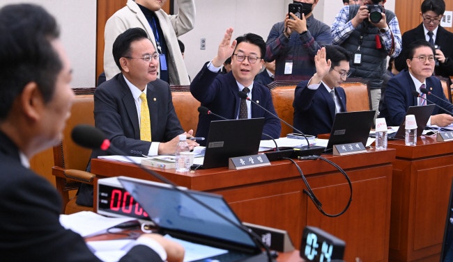 검사 <b>탄핵</b> · 예산 압박… 몰아붙이는 민주
