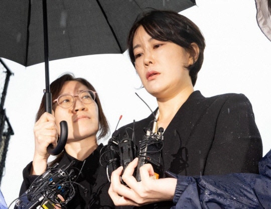‘불법<b>숙박업</b> 의혹’ <b>문다혜</b>, 검찰 불구속 <b>송치</b>