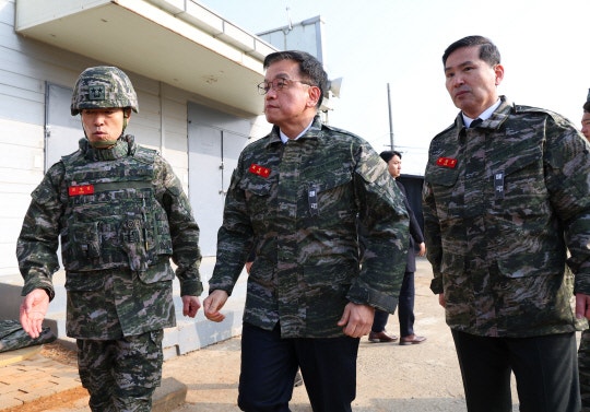 <b>최상목 권한대행</b>, 새해 첫날 최전방 전선 <b>방문</b>…대비 태세 점검
