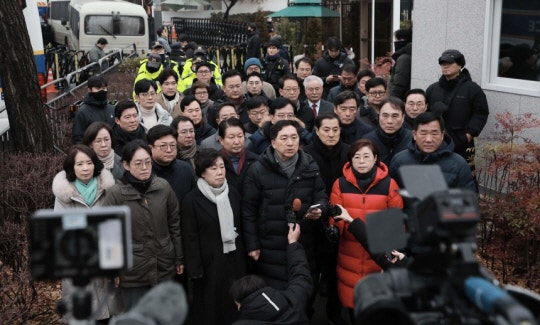 국힘 <b>의원</b> 30여명 한남동 <b>관저</b> <b>집결</b> “체포영장 막겠다”
