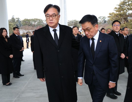 경찰 특수단, <b>정진석</b> 대통령 <b>비서실장</b> 소환…<b>계엄</b> 전후 상황 조사