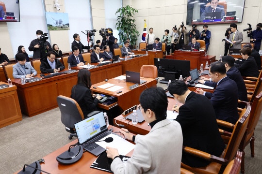 기한 연장한 <b>내란국조특위</b>, 13일에도 <b>증인</b> 채택 놓고 또 공방