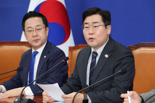 박찬대 “尹, <b>명태균 황금폰</b> 공개시 자신과 김건희 치명상 막으려 <b>계엄</b>...