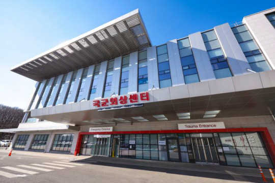 전국 12개 군병원 응급실이 1년간 민간인 3458명을 진료하며 ‘국민을 지킨다’는 군의 사명을 보여 주는 상징이 되고 있다. 경기 성남시 국군수도병원 국군외상센터 전경. 국방일보