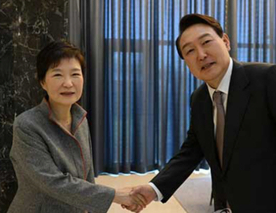 2022年4月12日，總統 -  Yoon Seok -yeol到達了Yuga -eup的前總統Park Geun -Hye的姐姐，Daegu Dalseong -Gun，並與前總統公園合影。當時由當選發言人提供。Yonhap新聞