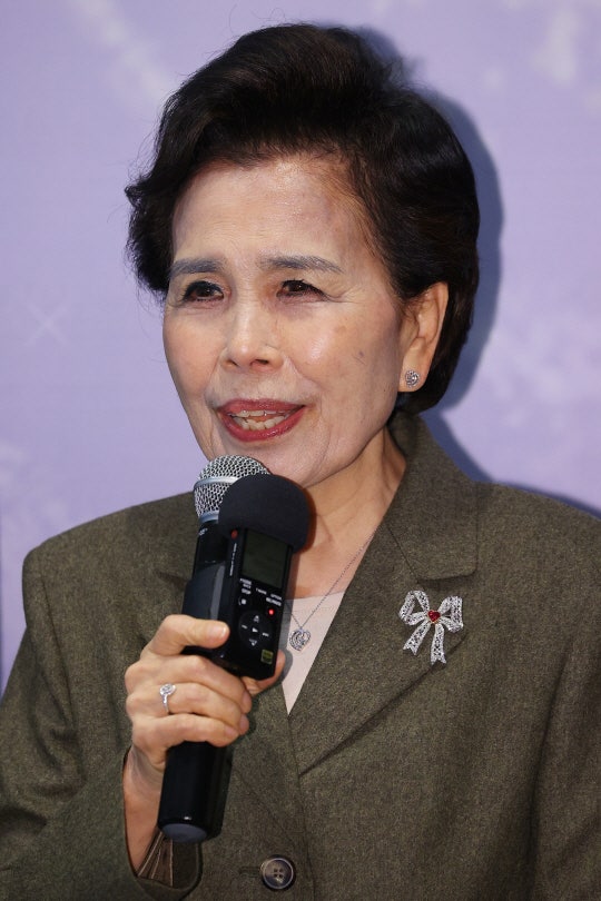 [속보] <b>이미자</b>, 66년 만에 공식은퇴 “‘<b>마지막</b>’을 확실히 말씀드릴 때...