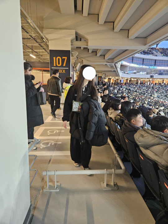 5일 개장한 대전한화생명볼파크 2층 관람석에서 한 여성이 비어 있는 장애인관람석위를 걸어가고 있다. 그라운드에 시선이 쏠린 이 여성은 바닥 철제봉을 보지 못해 걸려 넘어질 뻔했다.