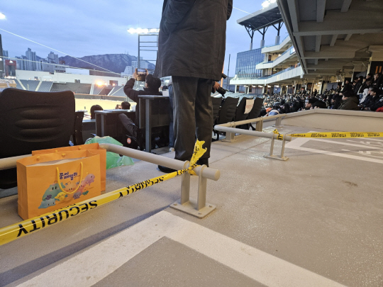한화2 대전시 관계자가 관람객 넘어짐 사고를 방지하기 위한 땜질 처방으로 장애인 보호용 철제봉 주변을 임시로 테이프로 막아 놓은 모습.